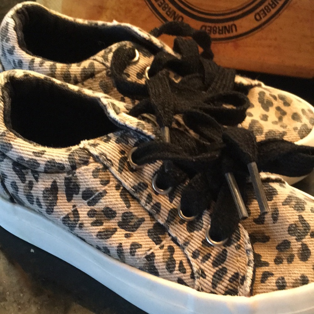 Leopard toddler girl sneaker 7.5
